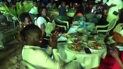 Diner pieds dans l’eau avec @4greentours