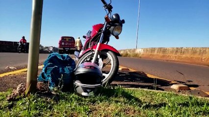Acidente entre motocicleta e automóvel deixa duas pessoas feridas no viaduto do Cascavel Velho