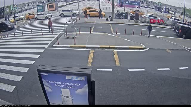 İSTANBUL-İSTANBUL HAVALİMANI'NDA CEP TELEFONU ÇALARKEN YAKALANDI