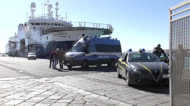 Geo Barents, migranti urlano help e mostrano cartelli con cui chiedono aiuto