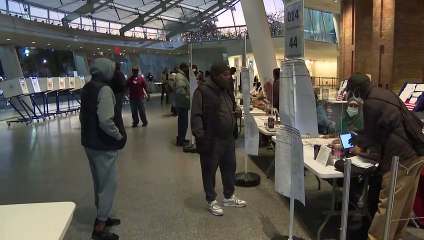 الأميركيون يقترعون في انتخابات منتصف الولاية الحاسمة في الولايات المتحدة