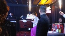 Türk müziğinin ünlü isimi Karaböcek'e sahnede sürpriz doğum günü