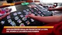 Adolescentes regalan figuritas de la Copa del Mundo a los niños más pobres