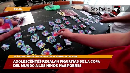 Adolescentes regalan figuritas de la Copa del Mundo a los niños más pobres