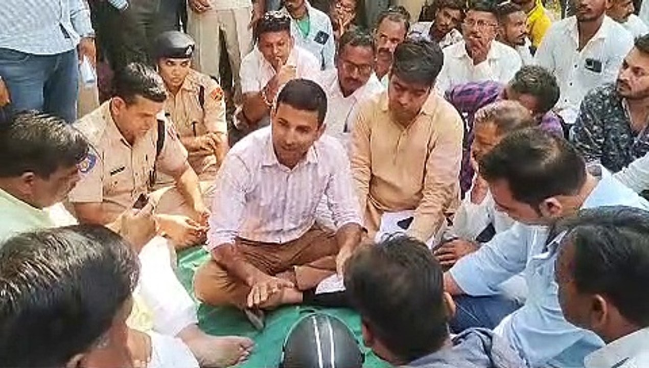 Murder : युवक की हत्या पर गतिरोध समाप्त, इस आश्वासन पोस्टमार्टम को राजी हुए...