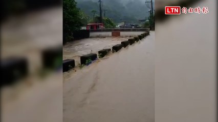 1小時120毫米！ 蘇澳暴雨路面水深及腰 里長：像拿水桶倒的（翻攝畫面）