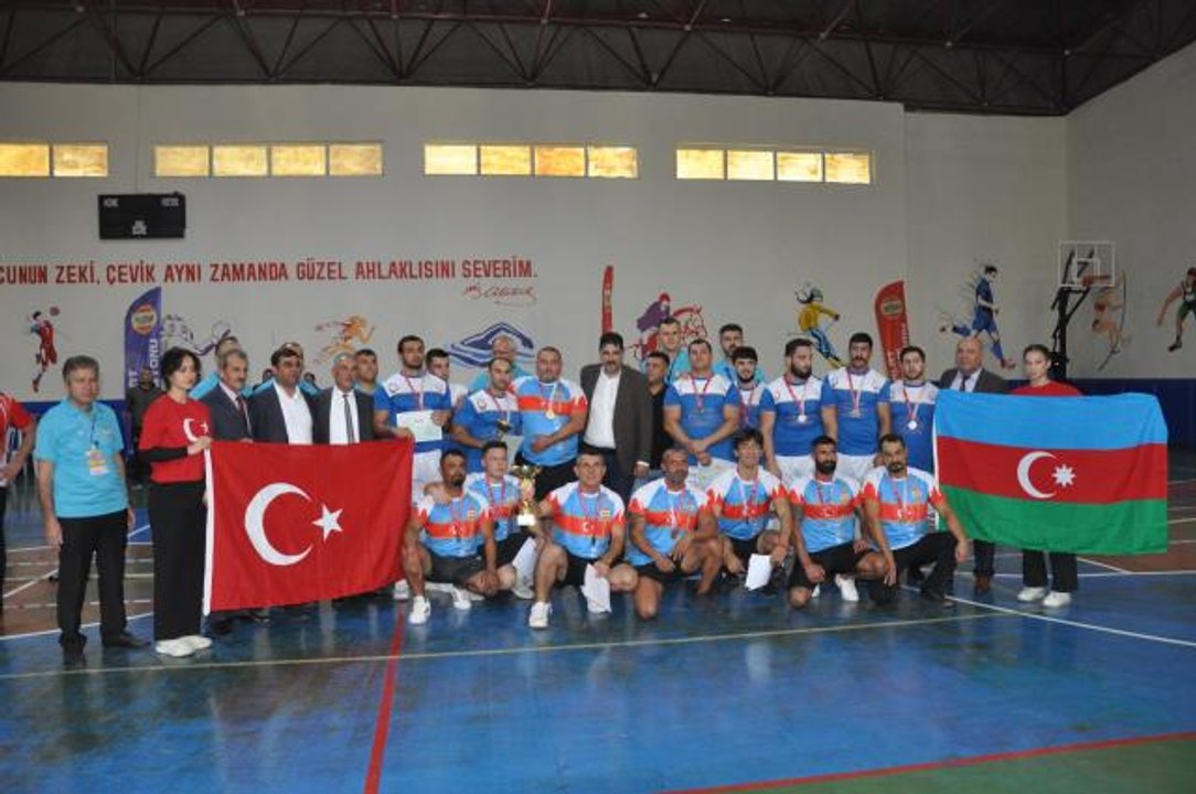 Türkiye ve Azerbaycan'ın halat çekme sporcuları, Mersin'de yarıştı