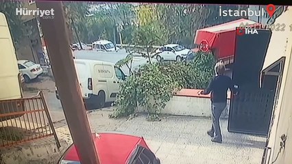 Kontrolden çıkan kamyonet 4 araca çarptı, motosikleti ezdi... O anlar kamerada