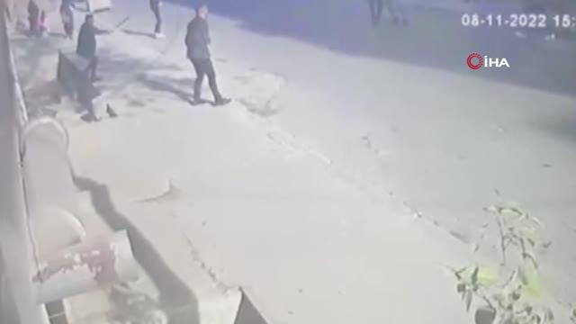 Esenyurt'ta sokak ortasında silahlı çatışma anları kamerada