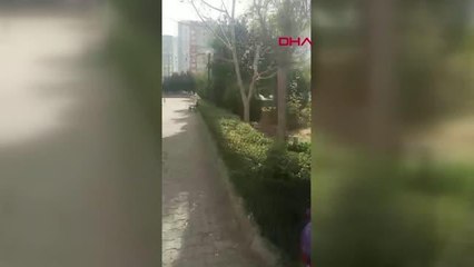 İSTANBUL-KÜÇÜKÇEKMECE'DE BİR SİTEYE MOTORLA ALINMAYAN MOTOKURYELER, PROTESTO EYLEMİ YAPTI