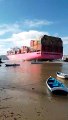Maré baixa em Navegantes deixa navio cargueiro preso em banco de areia