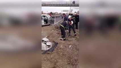 Tekirdağ'da refüje çarpıp karşı şeride geçen otomobildeki 3 kişi yaralandı