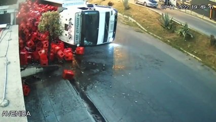 La Paz: Camión con 800 cajas de bebidas vuelca