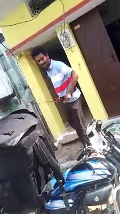 video: पार्सल लेकर आए डिलीवरी बॉय पर धारदार हथियार से हमला, देखें वीडियो