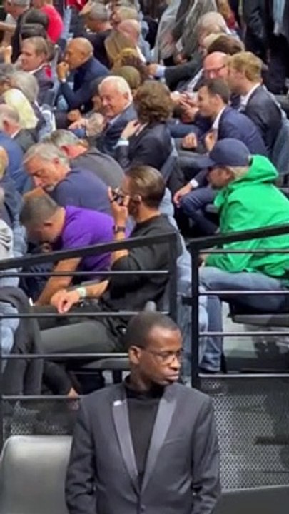 Le staff de Djokovic prépare discrètement un cocktail pendant le match