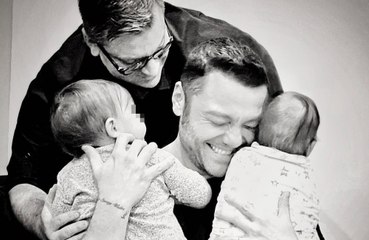 Tiziano Ferro è un papà modello: ‘Non abbiamo una tata fissa, ho rimandato il tour per i miei figli’