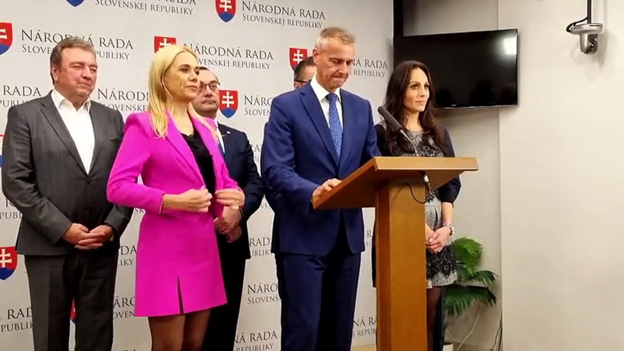ZÁZNAM: Hlas-SD vyzýva premiéra, aby riešil situáciu s výpoveďami lekárov