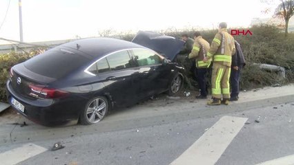 BAĞCILAR'DA İKİ OTOMOBİL BİRBİRİNE GİRDİ