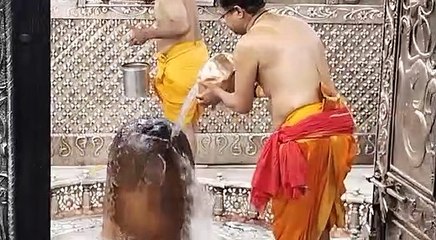 chandra grahan के बाद महाकाल मंदिर का शुद्धिकरण