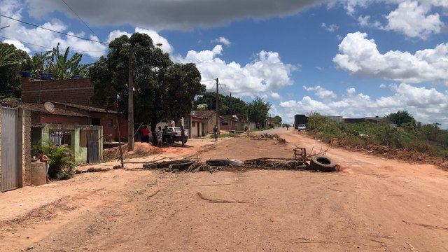 MORADORES DO BURACÃO DENUNCIAM POEIRÃO NA PE 075 EM ITAMBÉ
