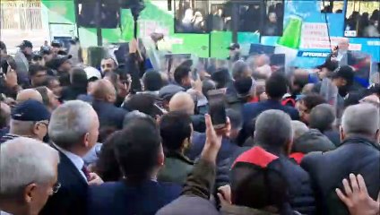 Alevi derneklerinin yürüyüşüne polis engeli