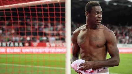 "Bütün dünya bunu görmeli" diyen Mario Balotelli, yaptığı paylaşımla adeta savaş ilan etti