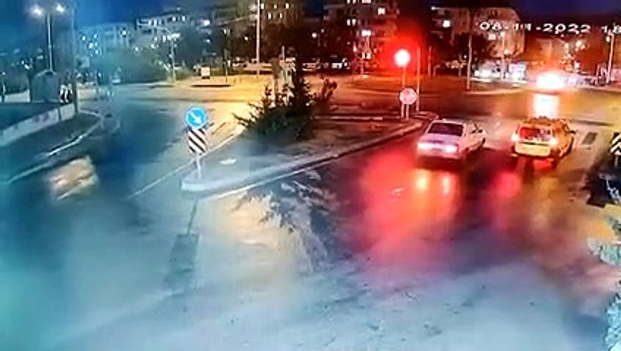 Ölümden döndüler! Yayalar çarpışan arabaların altında kalmaktan son anda kurtuldu