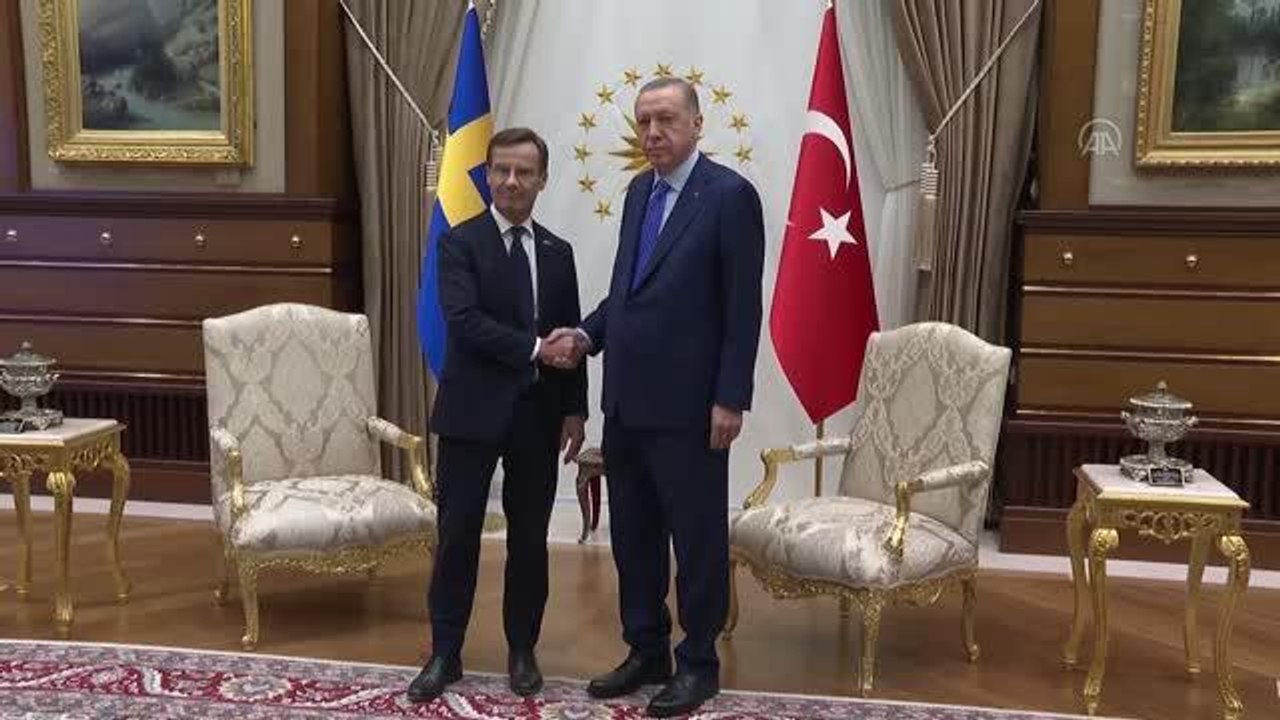 Cumhurbaşkanı Erdoğan ve İsveç Başbakanı Kristersson arasında anlamlı hediye takdimi
