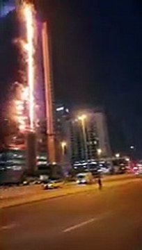 Voraz incendio consumió la fachada de un rascacielos de 35 pisos en Dubái