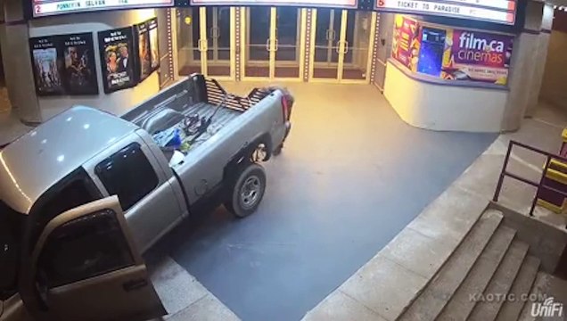 Méthode un peu radicale pour voler la caisse d'un cinéma