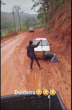 Rouler en SUV sur une route boueuse... pas bon