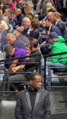 Le staff de Novak Djokovic lui prépare une boisson mystère dans les tribunes