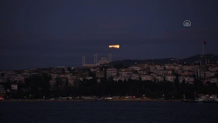 Dolunay, Büyük Çamlıca Camisi ile birlikte güzel görüntü oluşturdu