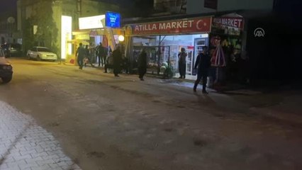 Bakkal dükkanına düzenlenen silahlı saldırıda bir müşteri yaralandı