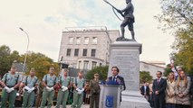 Almeida inaugura una estatua en honor a la Legión mientras hace honores a la calle de Millán Astray
