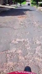 Morador do Jardim Ipê reclama de buracos na Rua Osvaldo Cruz