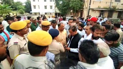 मोर्चरी के बाहर मुआवजे के लिए 6 घंटे धरना-प्रदर्शन