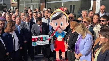 İYİ Partililer TÜİK’in kapısına Pinokyo maketi bıraktı