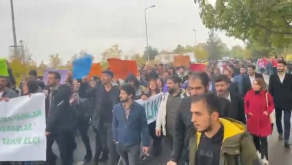 Hukuk fakültesinin taşınmasına karşı çıkan öğrencilerden eylem