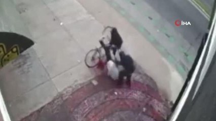 Meksika'da ilginç gasp olayı: Seyir halindeki adamı duvara ittirip bisikletini çaldılar