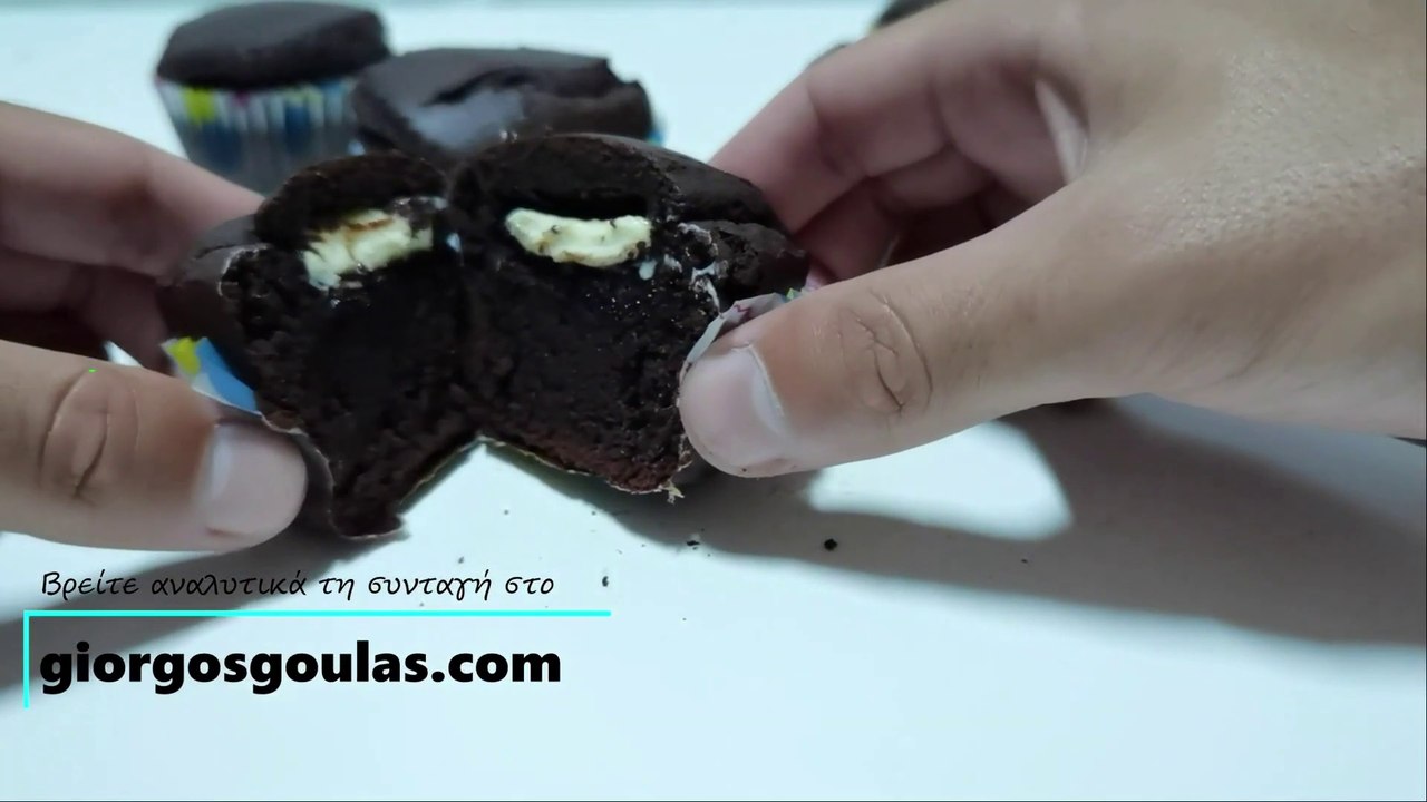 Moist Chocolate Muffins / Ζουμερά Muffins Σοκολάτας