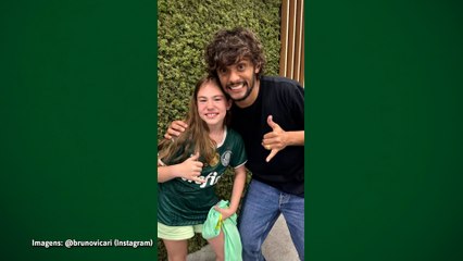 Gustavo Scarpa encontra torcedora do Palmeiras que se perdeu do pai na festa do título brasileiro