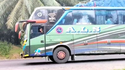 Detik detik sebuah truk berasap dan mengeluarkan api