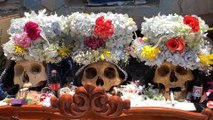 Bolivia rinde culto a cráneos humanos y almas olvidadas en el día de las 