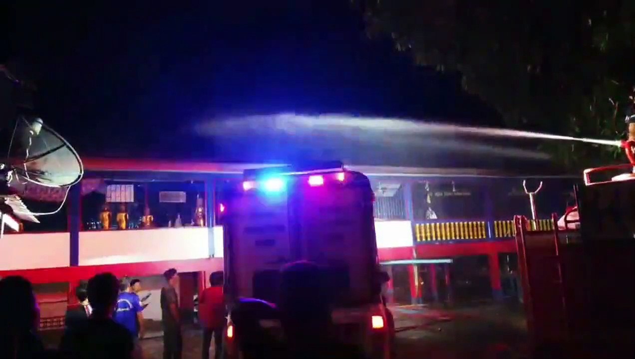 ไฟไหม้ศาลาการเปรียญ อายุ 100 ปี ศพตั้งสวดถูกเผาคากองเพลิง คลิป 2