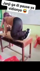 Siswi SMA jatuh ngakak