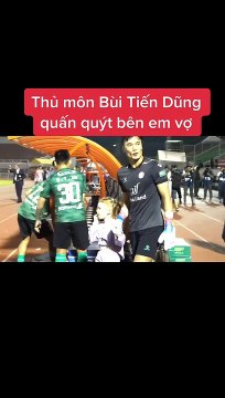 Vợ bầu thủ môn Bùi Tiến Dũng tới sân cổ vũ chồng