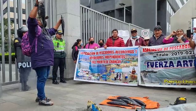 Lanzan peces negros a oficinas de Repsol en protesta por derrame en Lima
