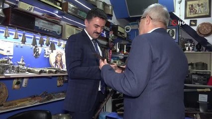 Osmanlı'dan günümüze kadar ulaşan yüzlerce antikayı iş yerinde sergiliyor