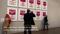 Activistas climáticas se pegan a una obra de Warhol en Australia